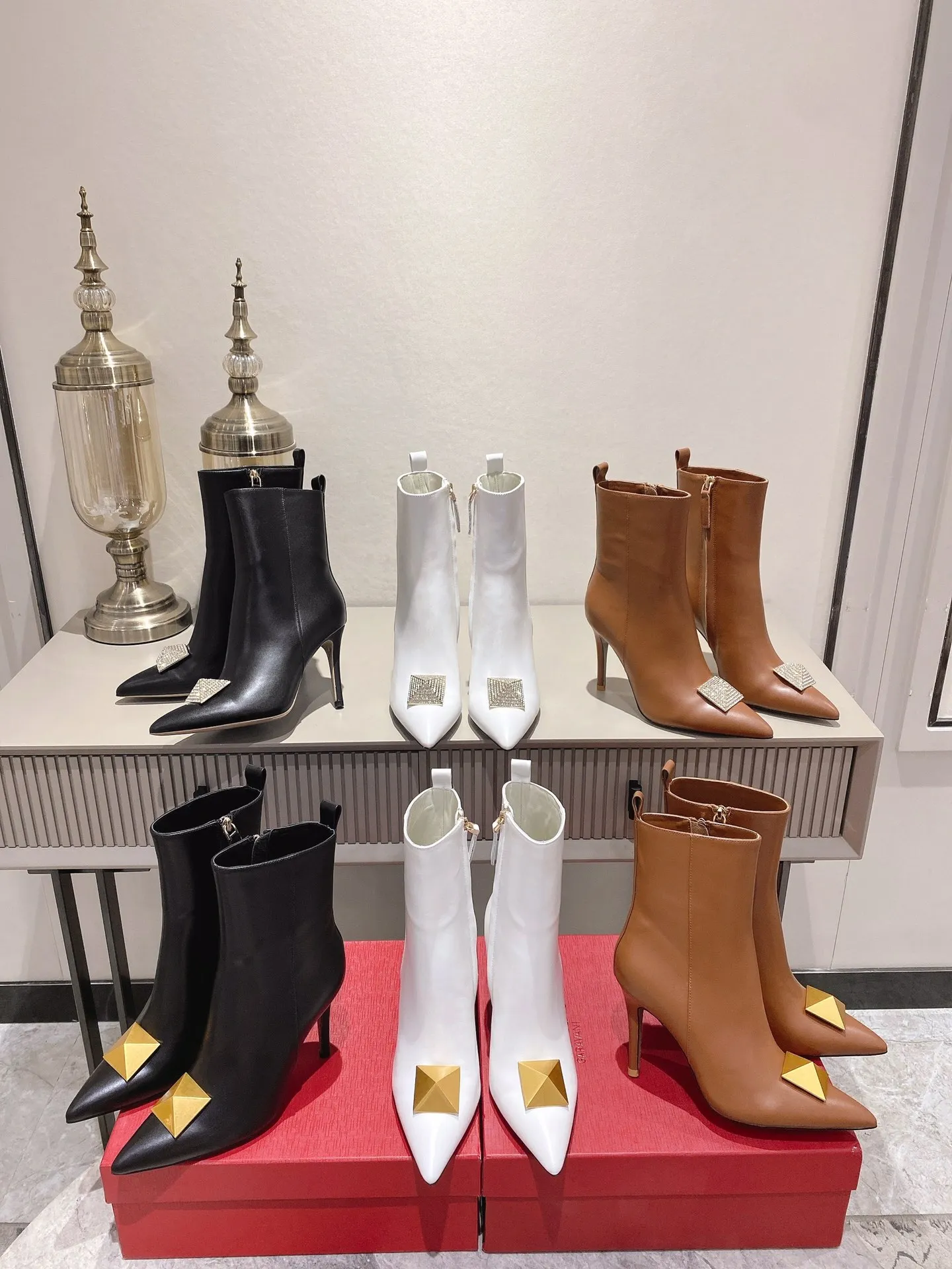 👟👟Ex-factory price 540👟👟 Genuine leather sole +40 [Valentino] Valentino autumn and winter fashion women's boots: comfortable and versatile, making your legs look longer! Fabric: Imported first-layer cowhide ⚡With inner zipper version ⚡The lining and feet are all high-end sheepskin! Outsole: There are two options: non-slip and wear-resistant rubber outsole and Italian leather outsole ~ equipped with Warren's [Pyramid] special buckle that will not rust. Number of yards: 35−41 (customized for sizes 34-42): rubber sole, - genuine leather sole +40
